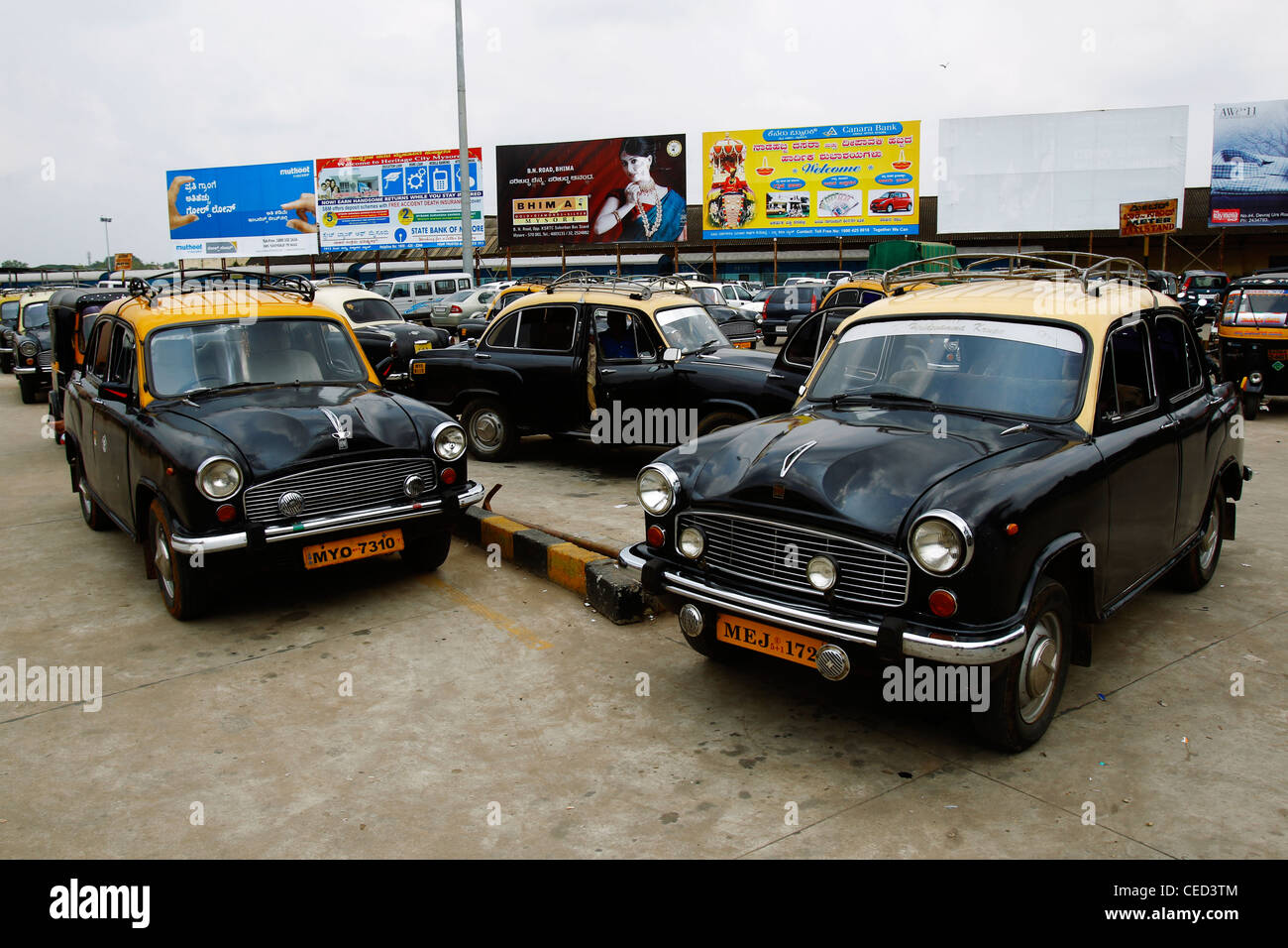 Hindustan Ambassador Taxis am Bahnhof Mysore, Karnataka, Indien Stockfoto