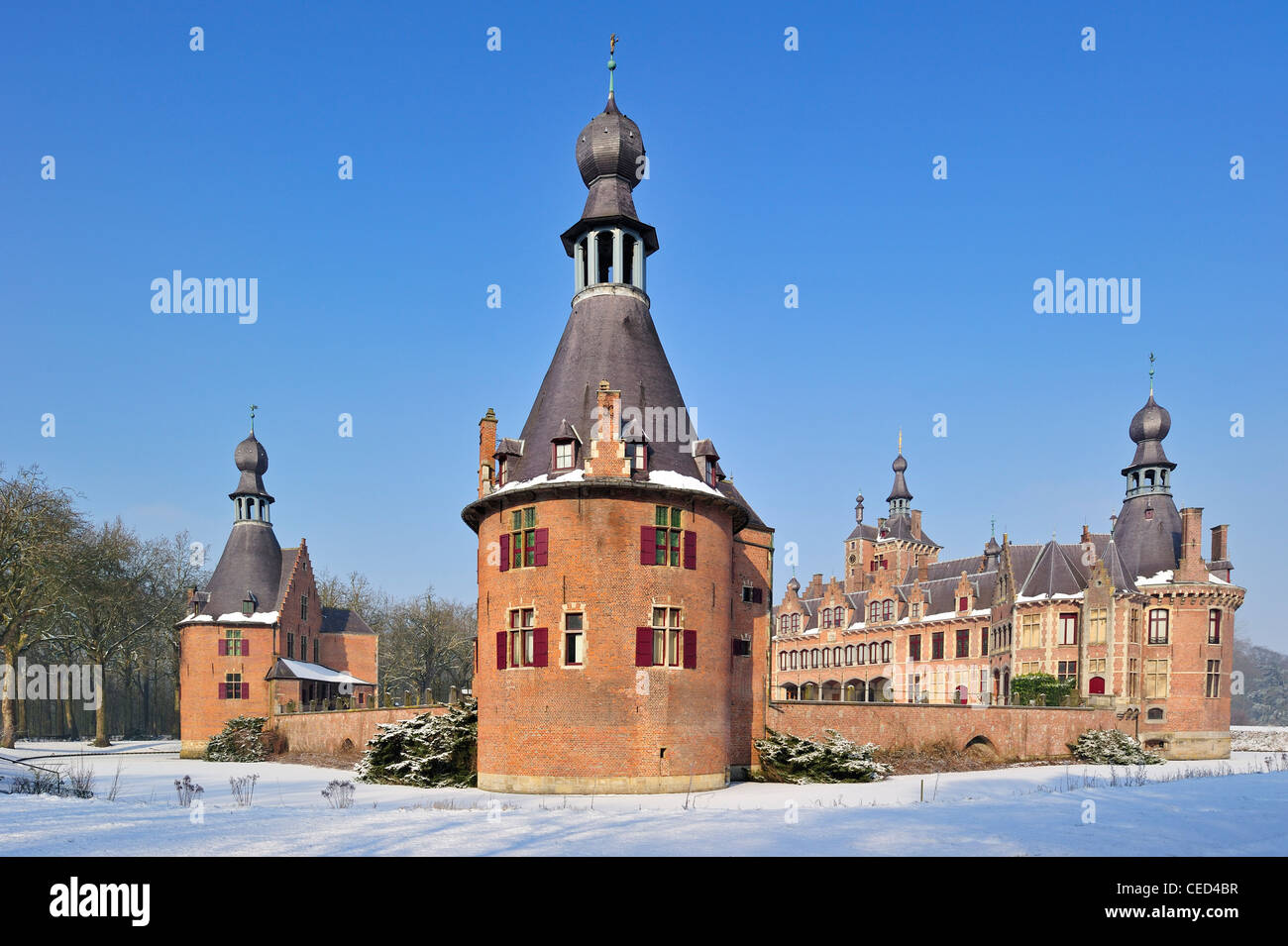 Die mittelalterliche Burg der Ooidonk im Schnee im Winter am Sint-Maria-Leerne in der Nähe von Deinze in Ost-Flandern, Belgien Stockfoto