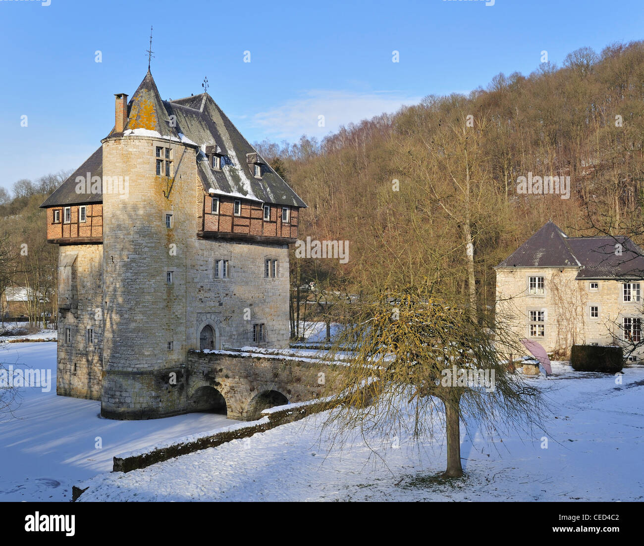 13. Jahrhundert halten der Burg Carondelet in Crupet im Schnee im Winter, belgische Ardennen, Namur, Wallonien, Belgien Stockfoto