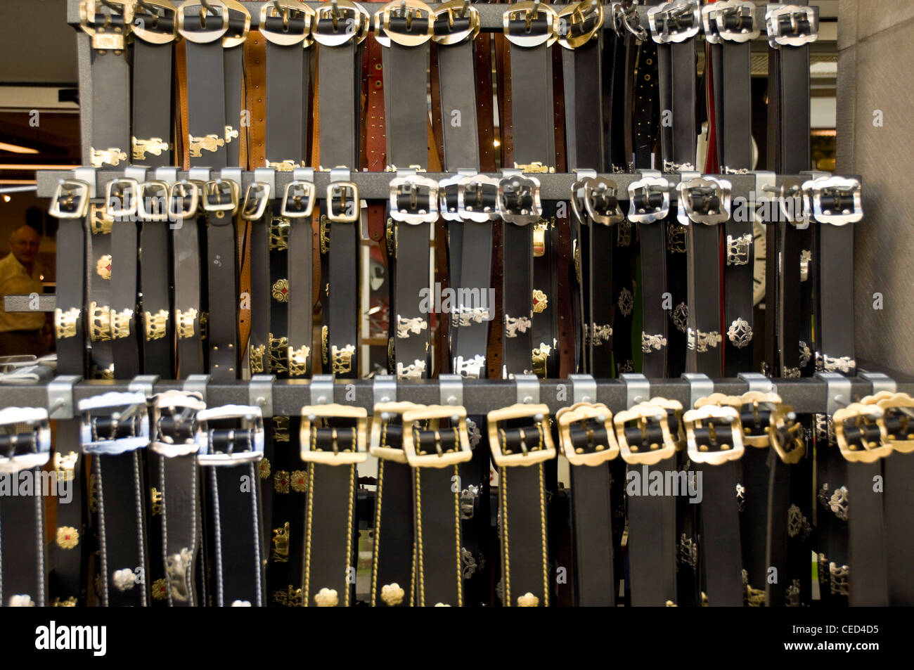 Horizontale Nahaufnahme von traditionellen Appenzeller Ledergürtel in einem Shop erhältlich. Stockfoto