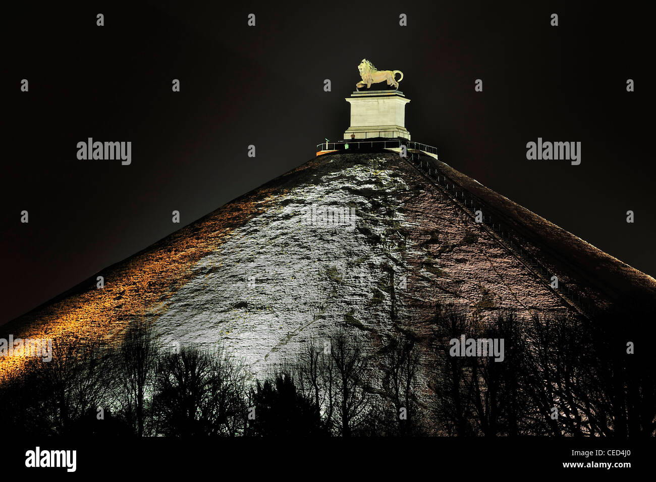 Die The Lion Hill, die wichtigsten Krieg-Denkmal der Schlacht von Waterloo nachts im Winter, Eigenbrakel, Belgien Stockfoto