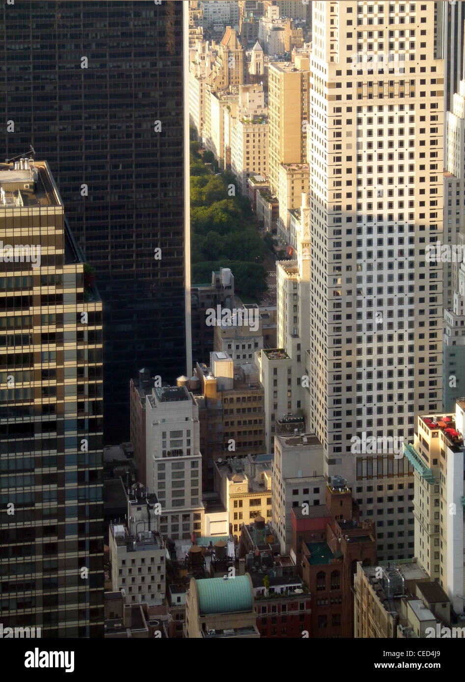 Hochhäuser und Stadtlandschaft in Manhattan – Blick vom Rockefeller Center Nord-Ost zum Central Park Stockfoto