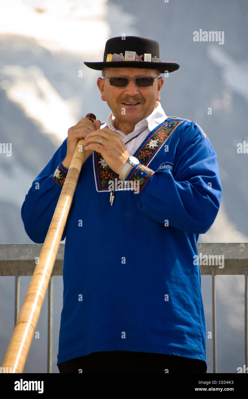 alpenhorn-man-fotos-und-bildmaterial-in-hoher-aufl-sung-alamy