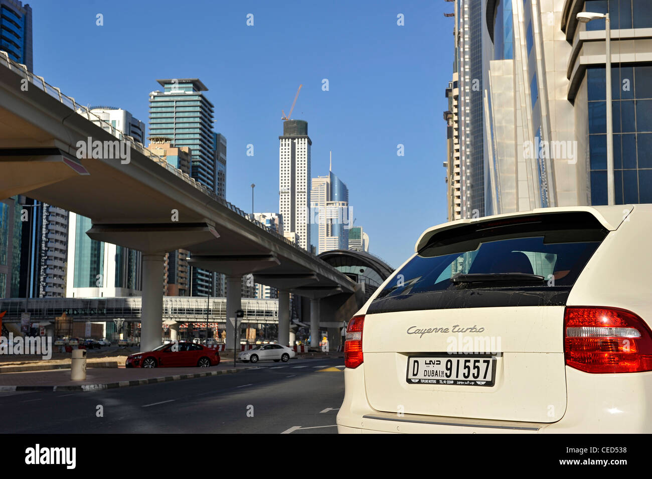 U-Bahn-Linie der RTA, moderne Architektur, Financial District, Sheikh Zayed Road, Dubai, Vereinigte Arabische Emirate, Naher Osten Stockfoto