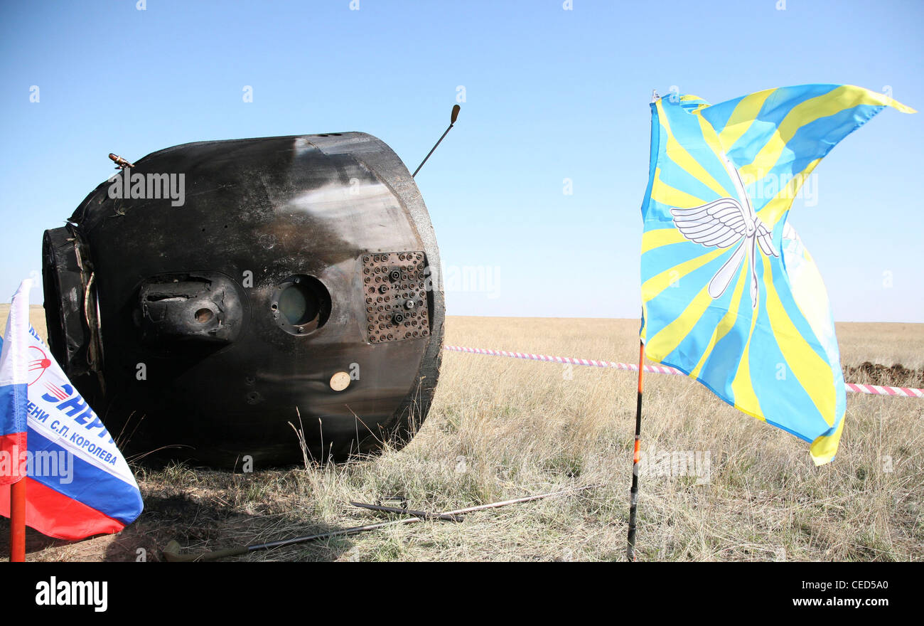 Die Sojus-TMA-11-Kapsel landete mit NASA-Astronaut Peggy Whitson, dem russischen Kosmonauten Juri Malenchenko und dem südkoreanischen Teilnehmer so yeon Yi auf dem kasachischen Schritt und absolvierte 192 Tage im Weltraum für Whitson und Malenchenko und 11 Tage für Yi. Stockfoto