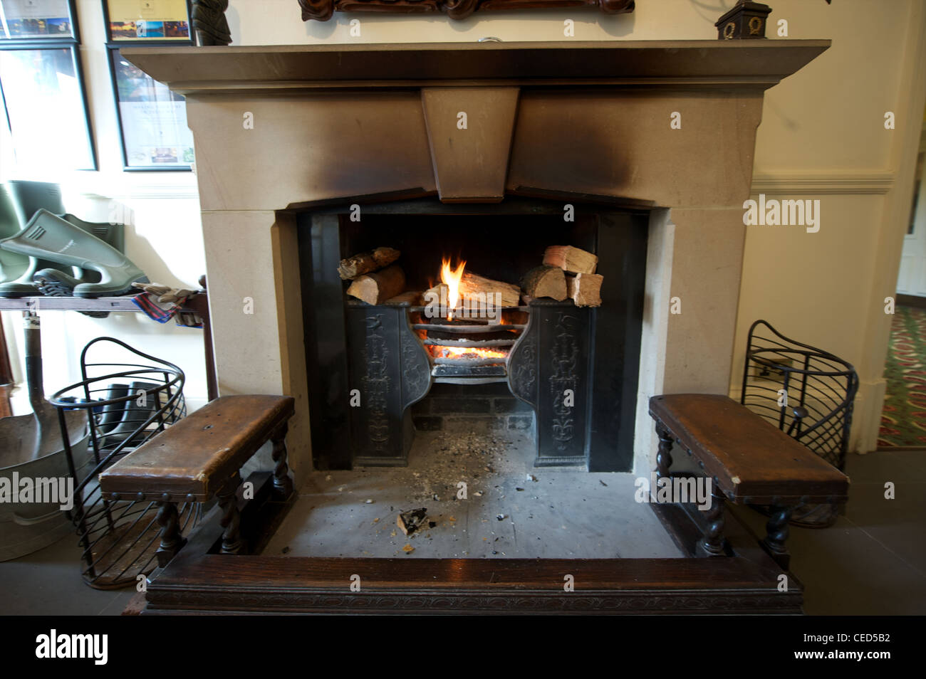 Alte Stein-Kamin mit Eiche Bänke und fender Stockfoto