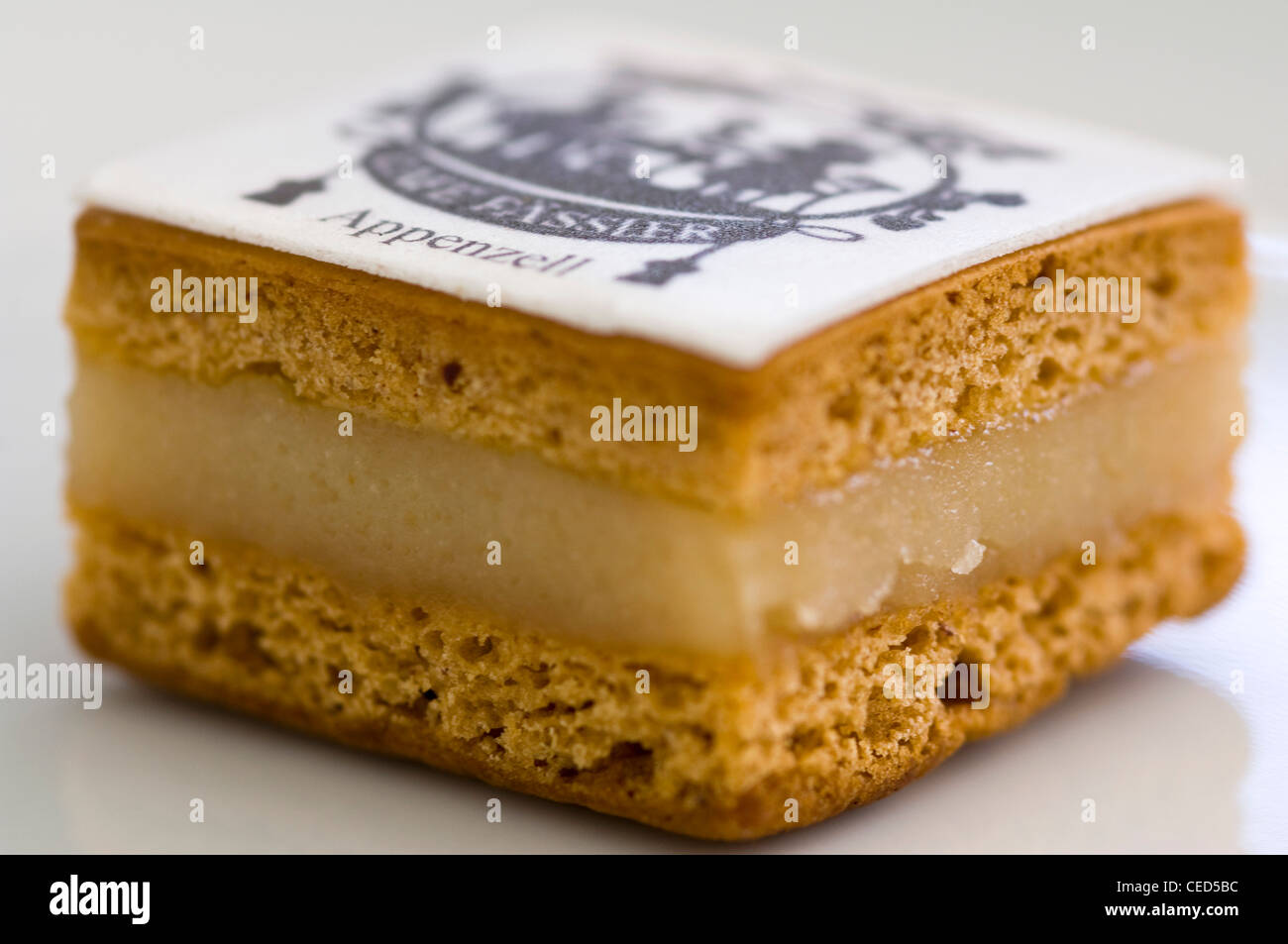 Horizontale Nahaufnahme ein traditionelles Stück Appenzeller Biber auf einer Platte. Stockfoto