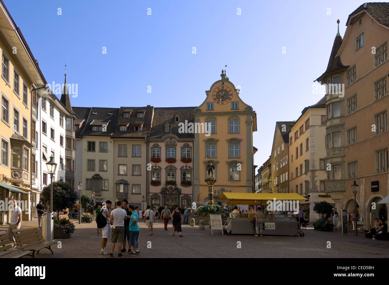Horizontalen Weitwinkel Fronwagturm und Herrenstube Häuser, markante Architektur in Schaffhausen an einem sonnigen Tag. Stockfoto