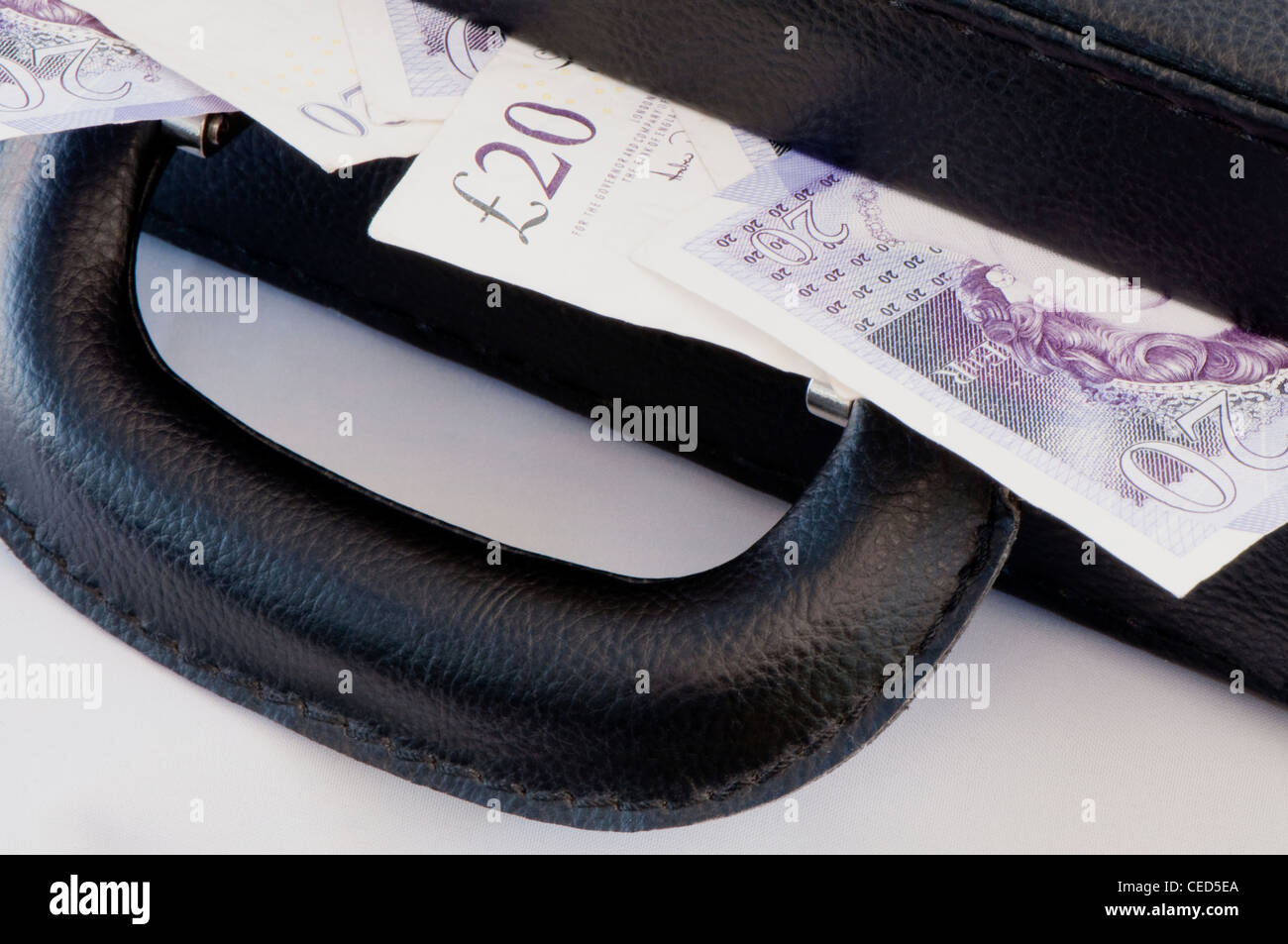 Koffer voller Geld Stockfoto