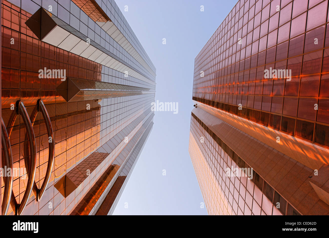 Kupfer-farbigen Fassaden von Office towers, moderne Architektur, Sheikh Zayed Road, Al Satwa, Dubai, Vereinigte Arabische Emirate Stockfoto