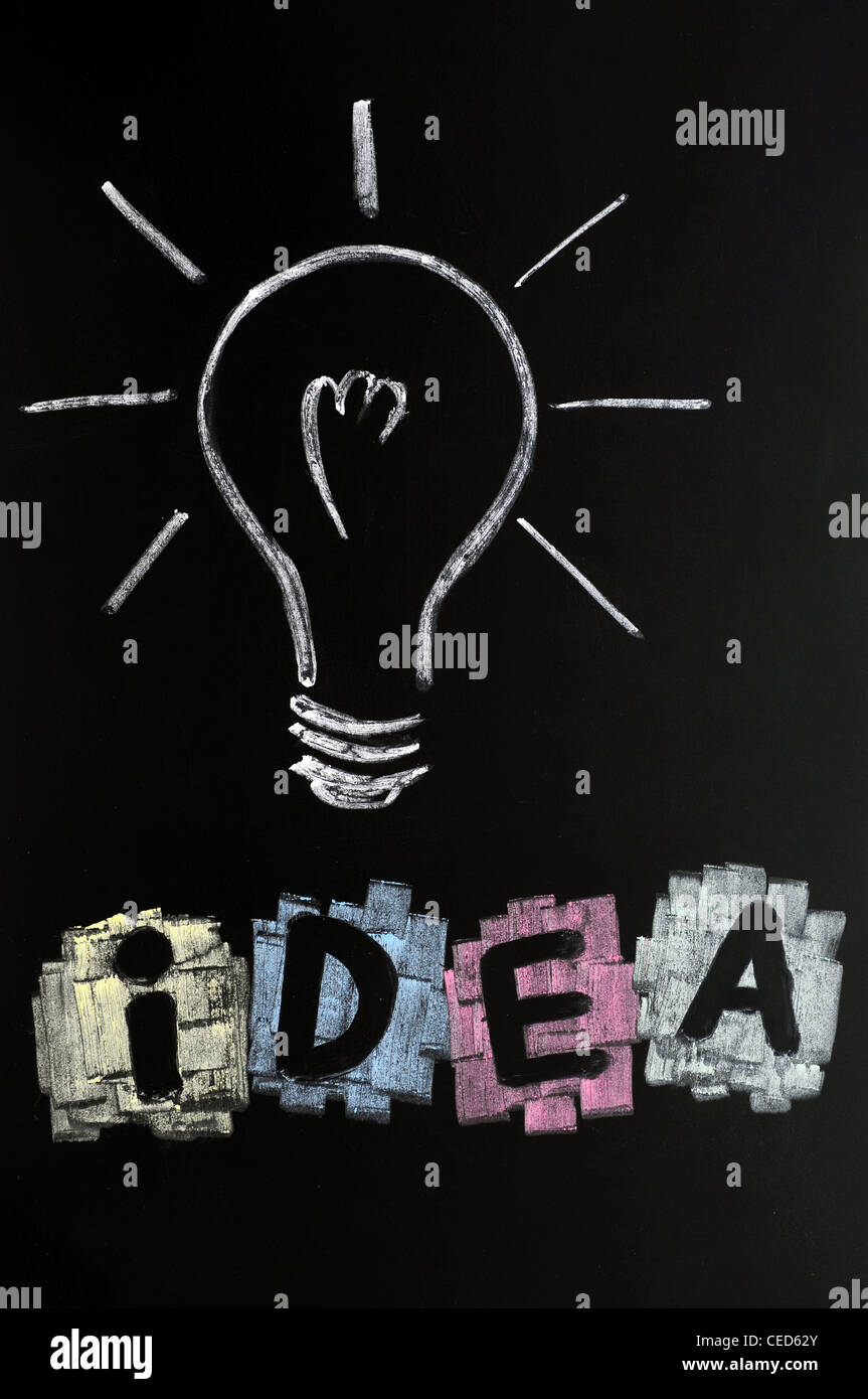 Glühlampe mit dem Wort Idee auf eine Tafel geschrieben Stockfoto