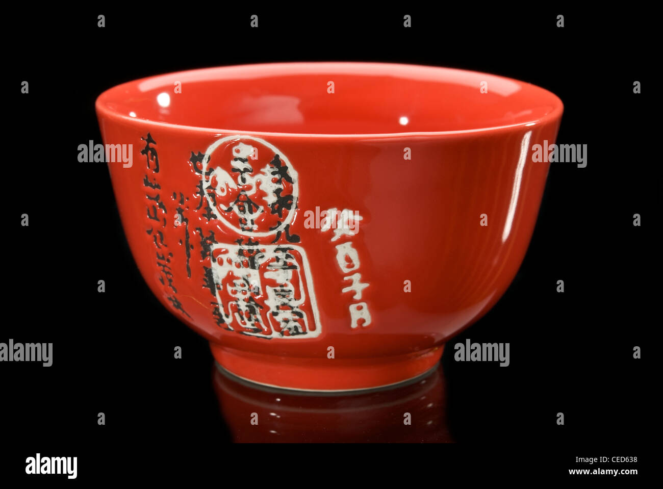 Rote chinesische Teetasse mit Hieroglyphen Stockfoto