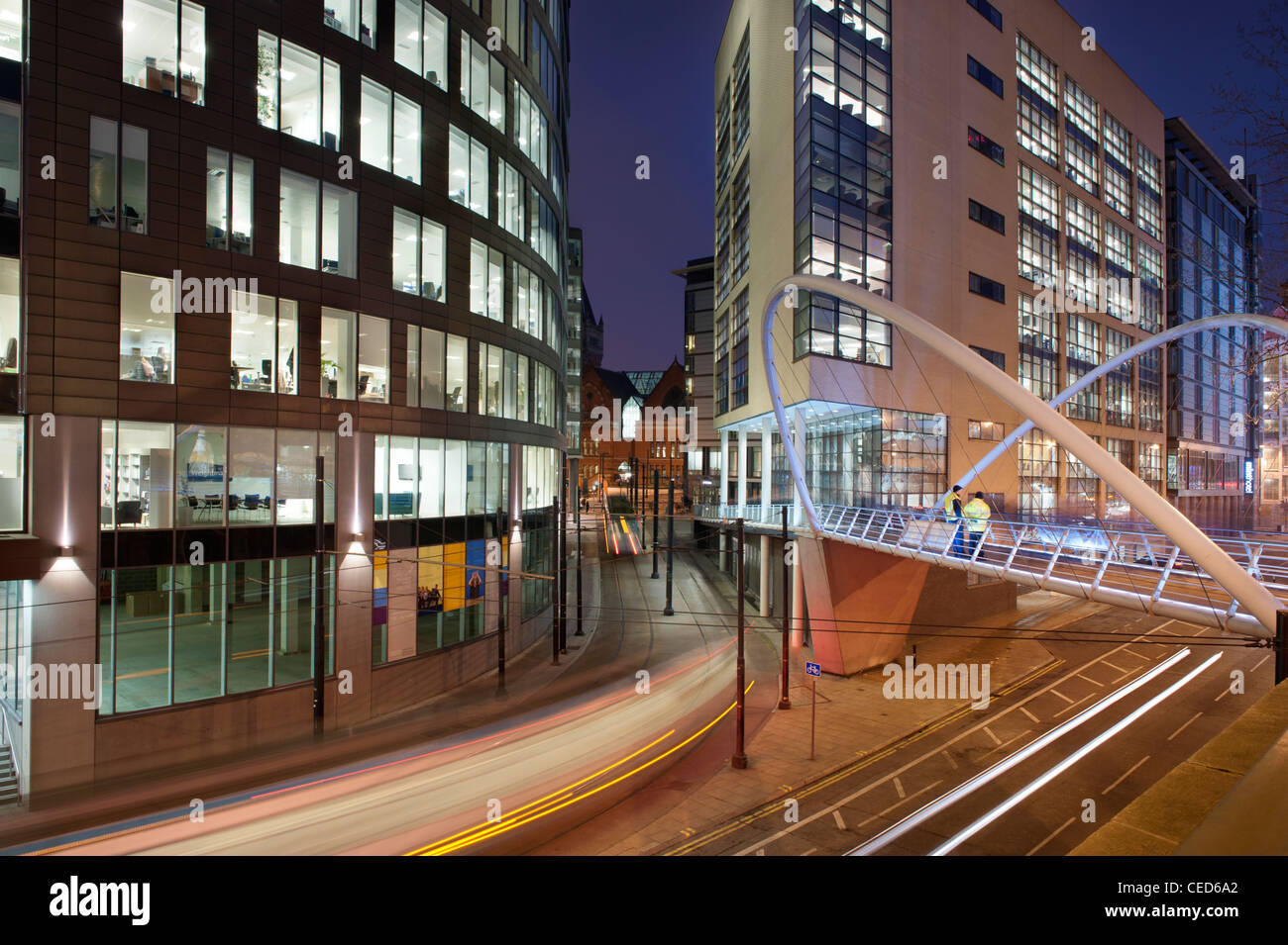 Der Gehweg Fußgängerbrücke über London Road Manchester Piccadilly Station mit GMPTE Büro verbinden. Stockfoto