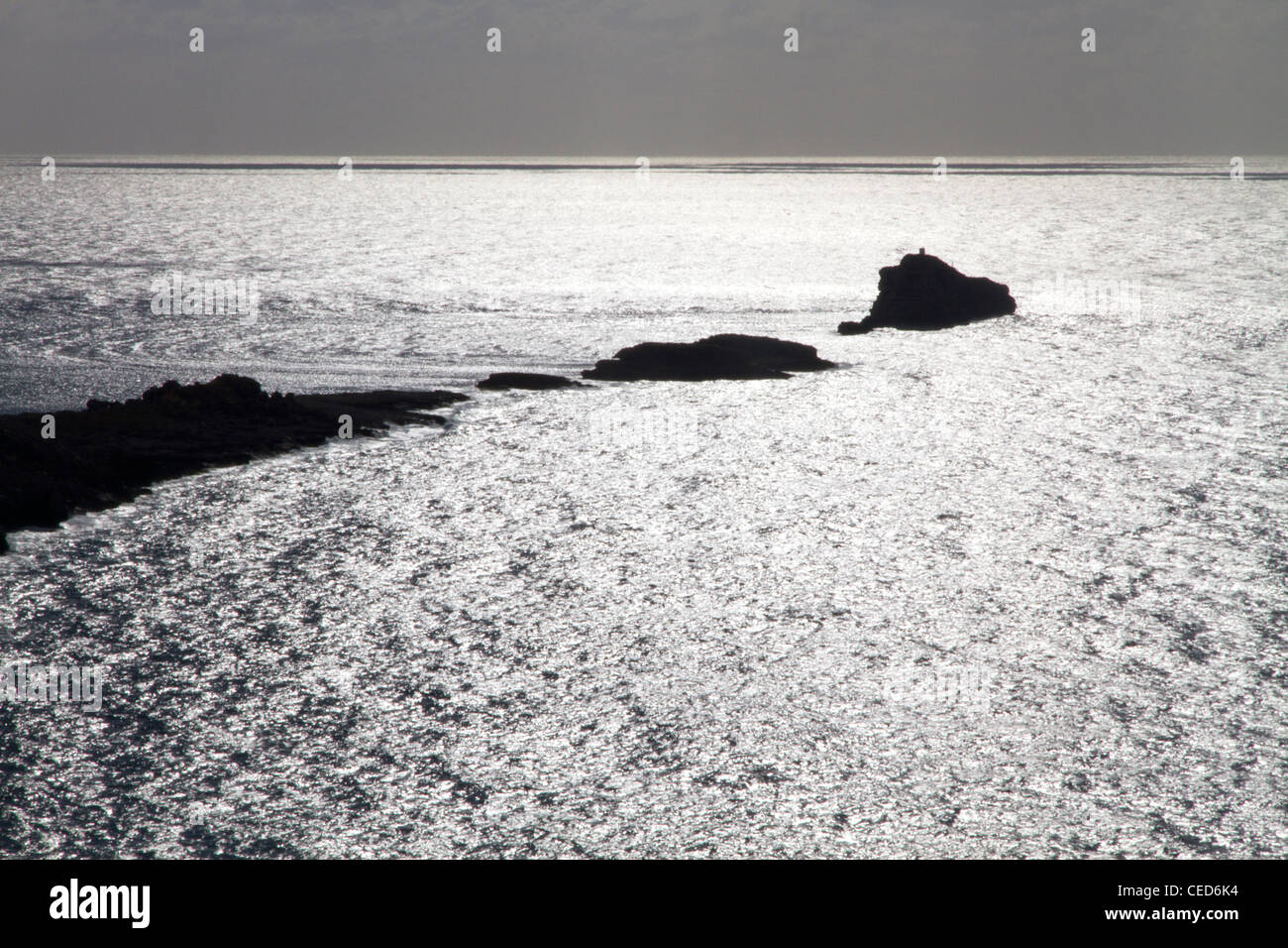 über Meer Panorama Meerblick auf Felsen "Gegenlicht" Silhouette silbrigen Wasser Oberfläche Mallorca Mallorca Balearen Inseln-Spanien Stockfoto