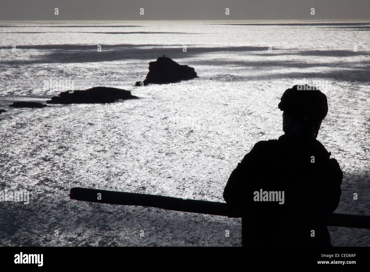 Person-Silhouette mit Blick auf Meer Panorama Meerblick auf "Gegenlicht" Silhouette Mallorca Mallorca Balearen Inseln Spanien Stockfoto