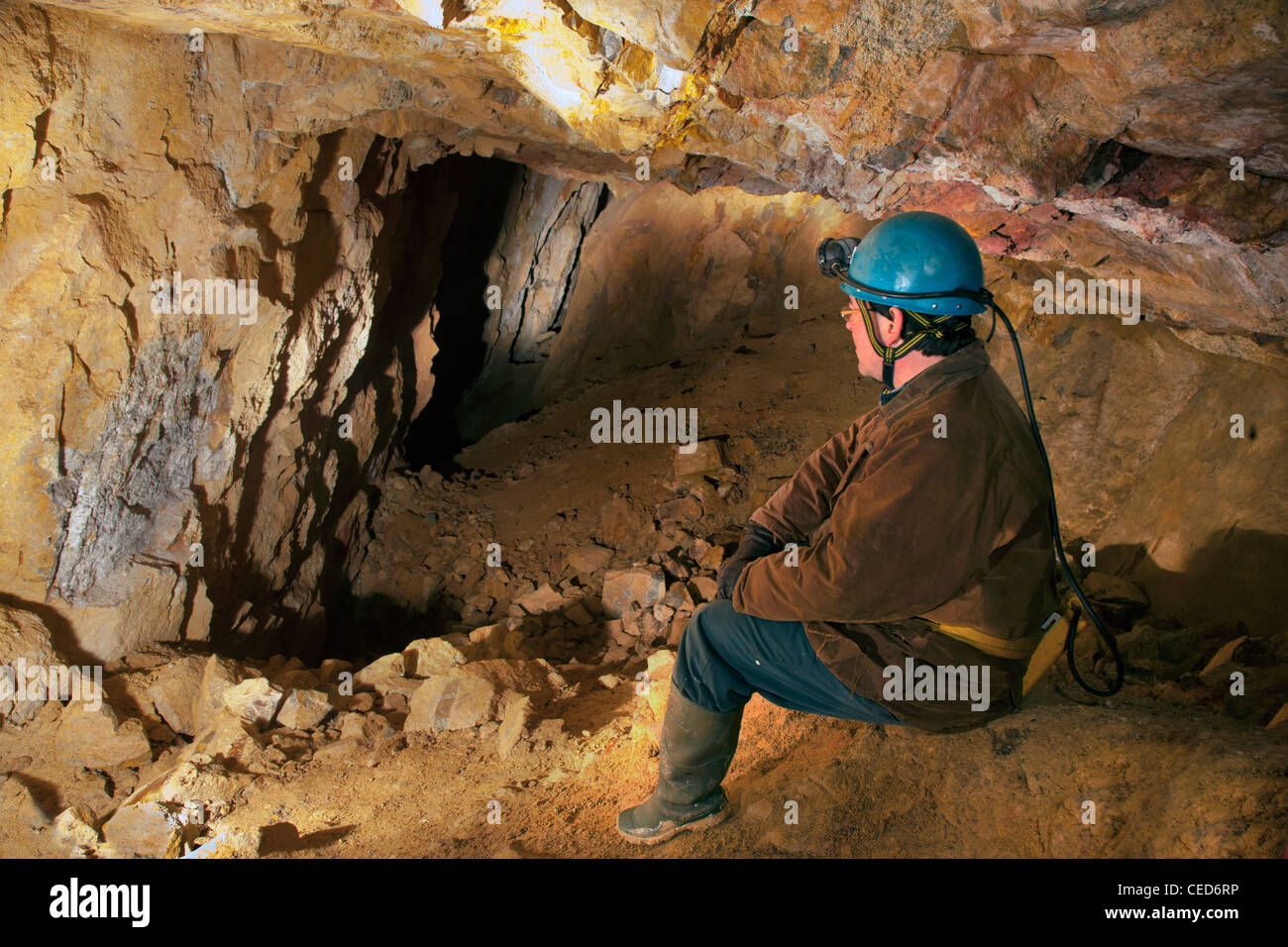 Höhle in Cornwall, wo größere ganz Fledermäuse Schlafplatz; Person, die auf der Suche nach Fledermäusen in den alten Bergbau-Werken Stockfoto