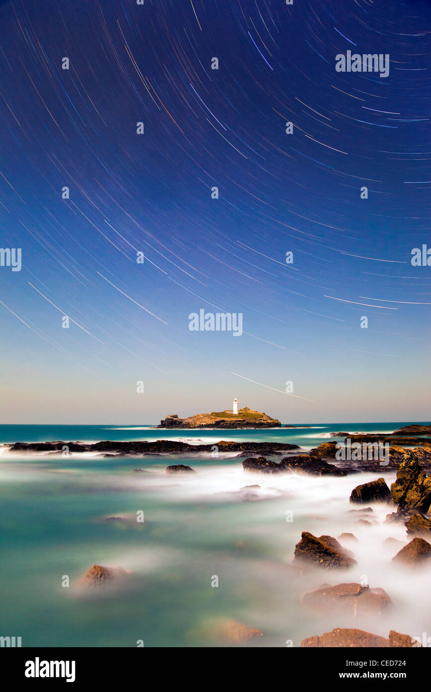 Godrevy; in der Nacht mit Sternspuren; Langzeitbelichtung; Cornwall; UK Stockfoto