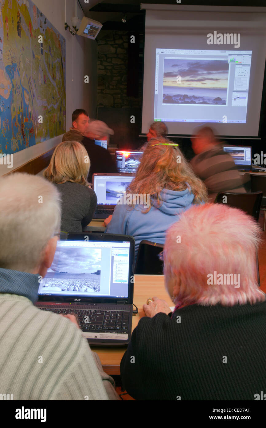 Vortrag über Fotografie; Arbeitsgruppe, die auf laptops Stockfoto