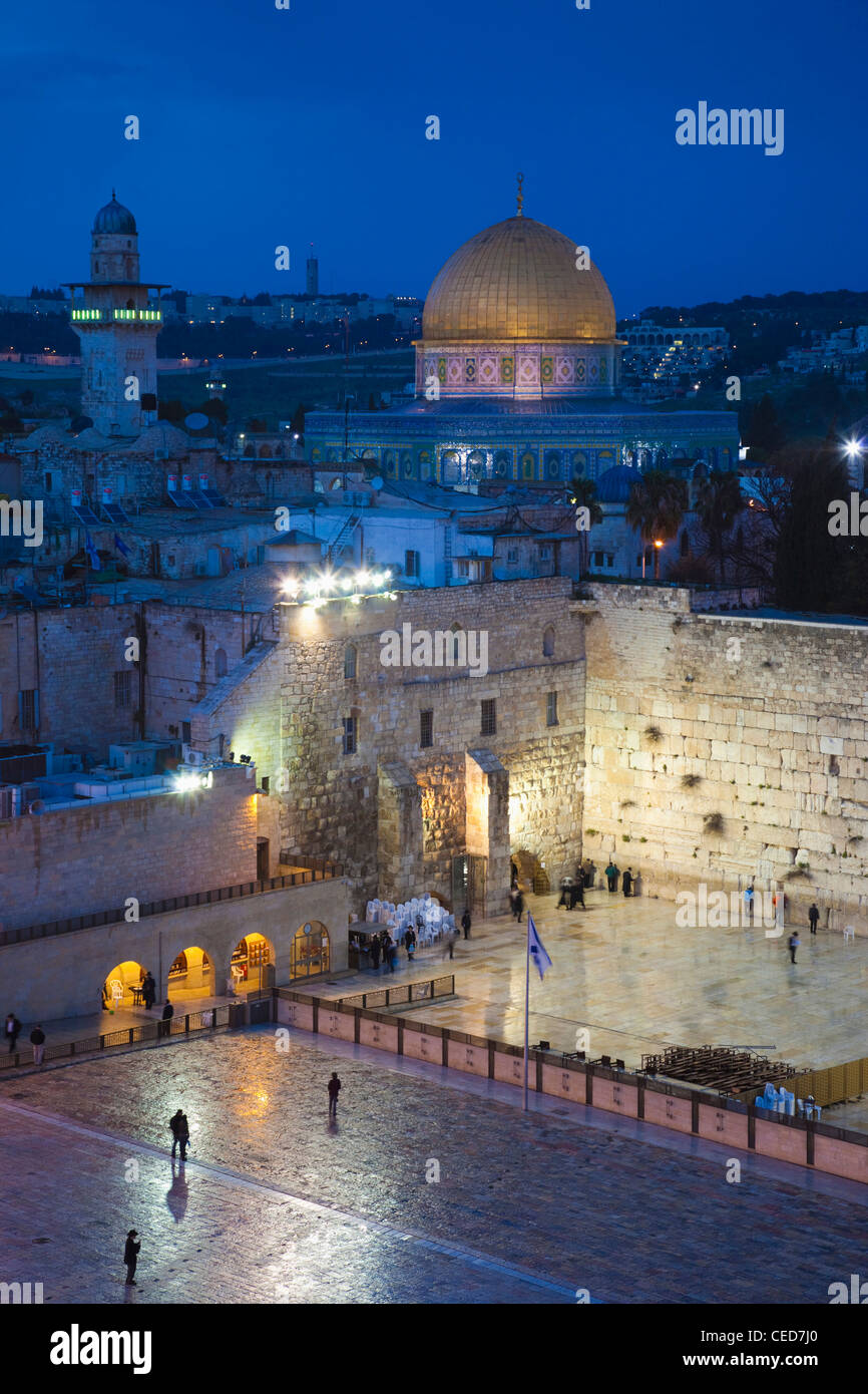 Israel, Jerusalem, Altstadt, Jüdisches Viertel, erhöhten Blick auf die westliche Mauer Plaza, am späten Abend Stockfoto