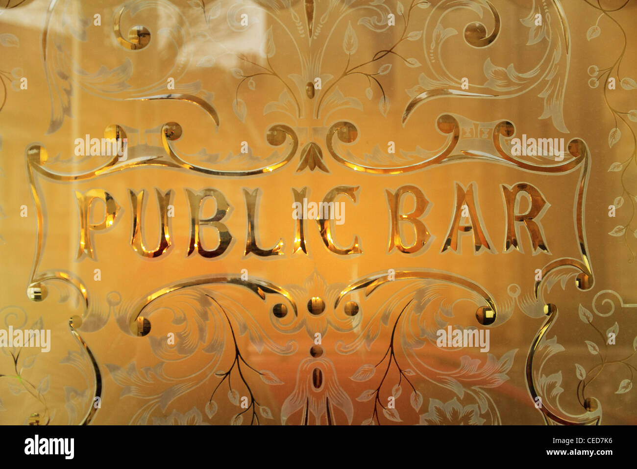 verzierten alten Eingang aus Holz Holz Haustür zu einer private öffentliche Bar Pub uk Milchglas Fenster Gastwirtschaft Stockfoto