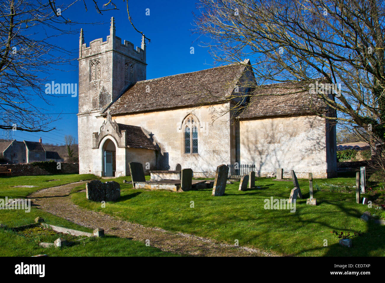 St.Nicholas, einer typischen traditionellen englischen Country-Dorfkirche in Slaughterford, Wiltshire, England, UK Stockfoto