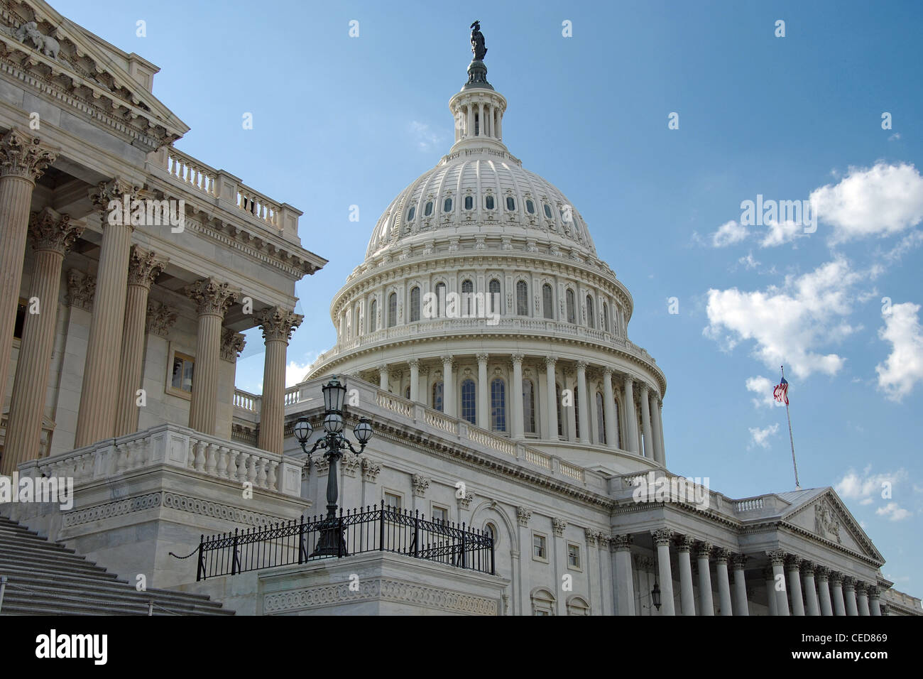 Außenansicht des US Capitol in Washington, D.C. mit schönen blauen Himmel im Hintergrund Stockfoto
