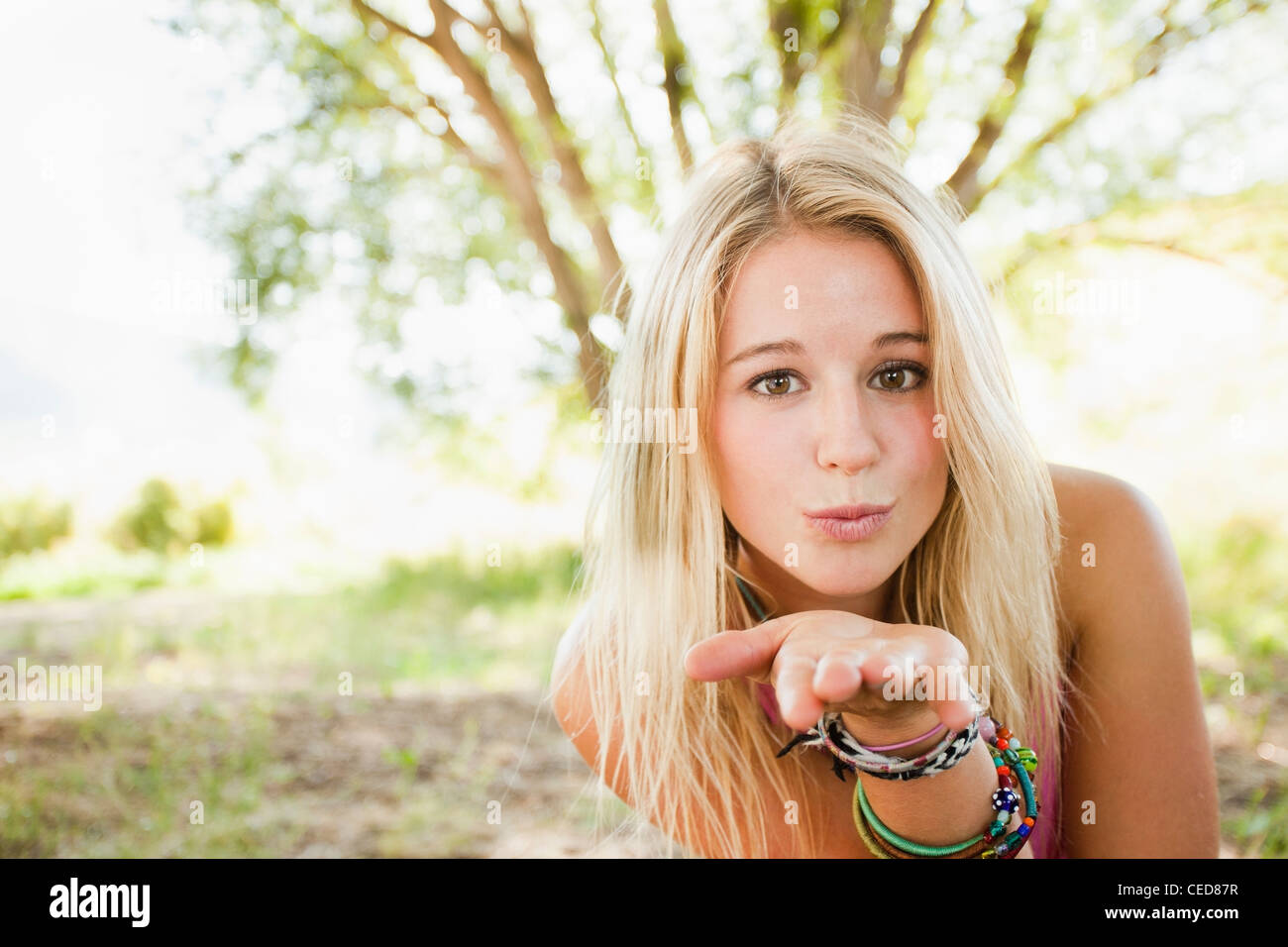 Kaukasische Frau bläst einen Kuss Stockfoto