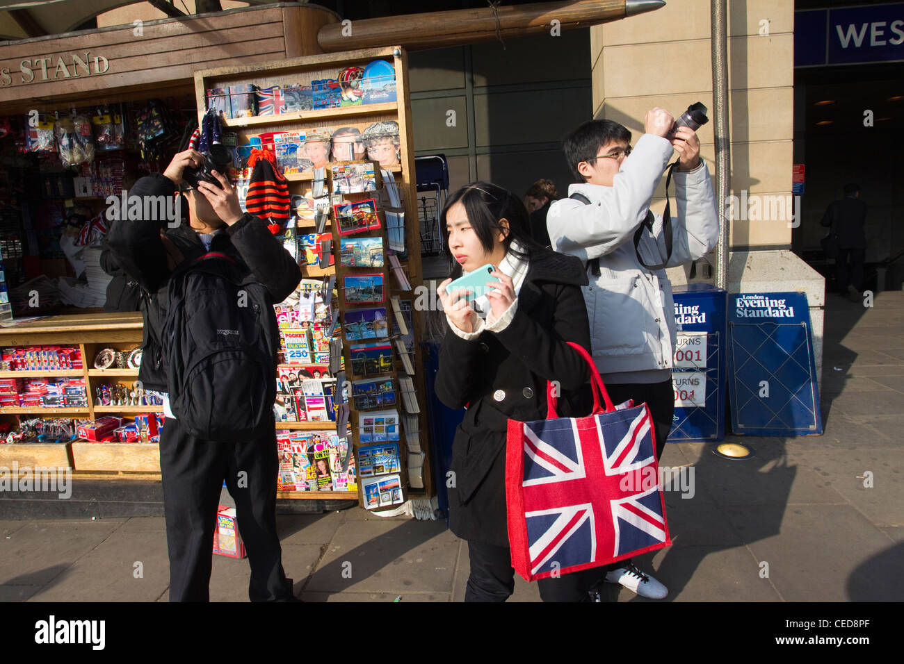 Touristen fotografieren in Westminster, London, UK Stockfoto
