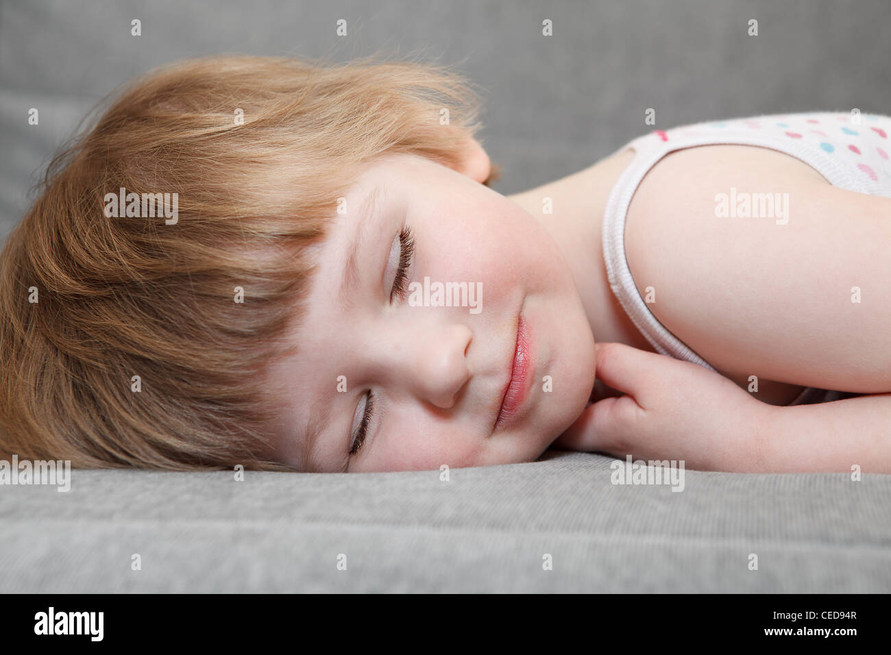 Kleinen kaukasischen Mädchen auf der Couch schlafen. Nahaufnahme portrait Stockfoto