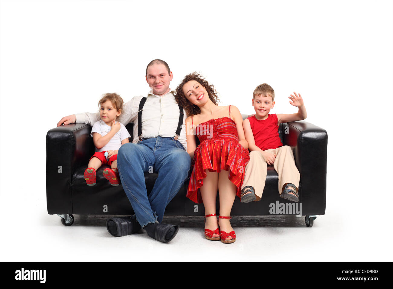 Eltern mit Kindern sitzen auf schwarzen Ledersofa Stockfoto