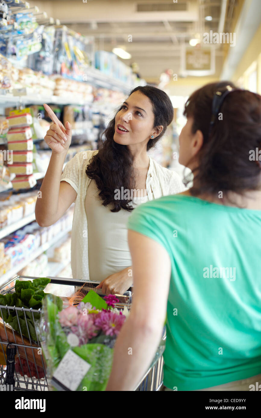 Frauen reden zusammen im Supermarkt Stockfoto