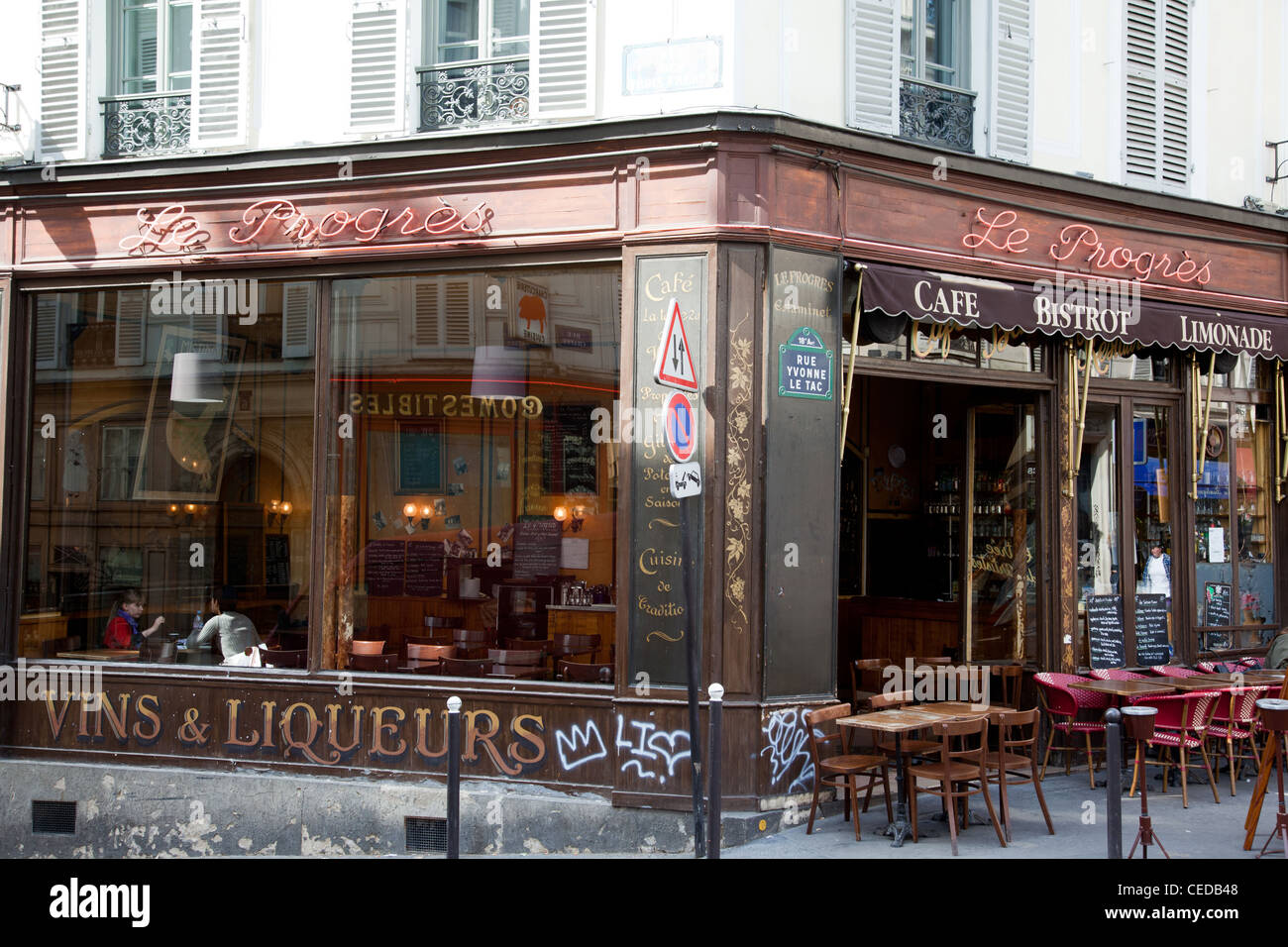 Café in Montmartre-Viertel von Paris Stockfoto