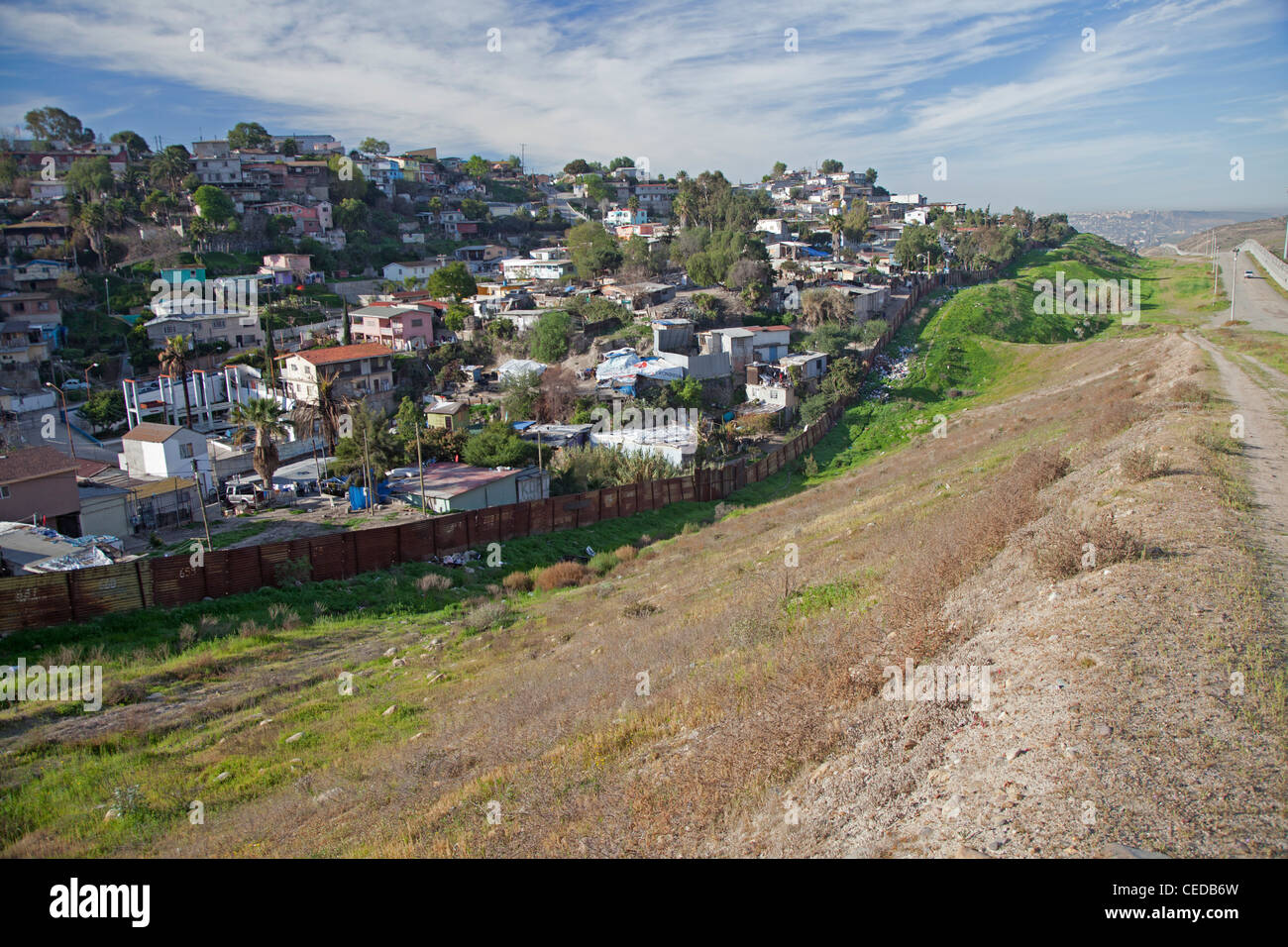 San Ysidro, Kalifornien - ein Stadtteil in Tijuana, Mexiko, hinter dem Zaun, der den Vereinigten Staaten und Mexiko trennt. Stockfoto