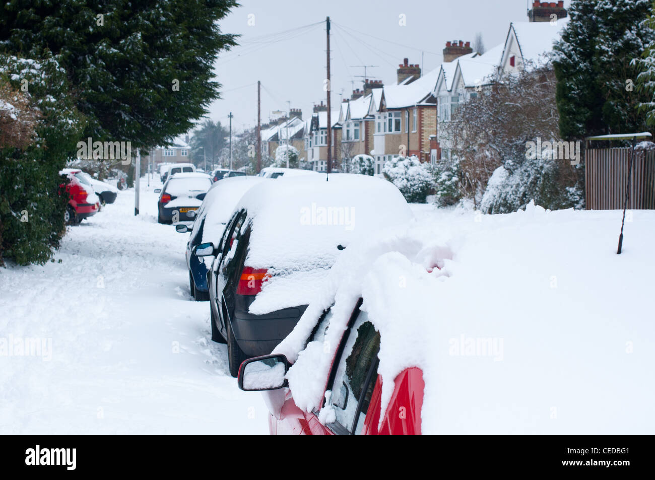 Schneebedeckte Autos auf Vorort Straße. Cambridge. England. Stockfoto