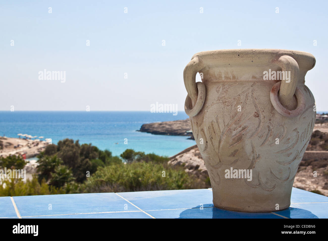 Eine Amphore am blauen Himmel, Lampedusa Stockfoto