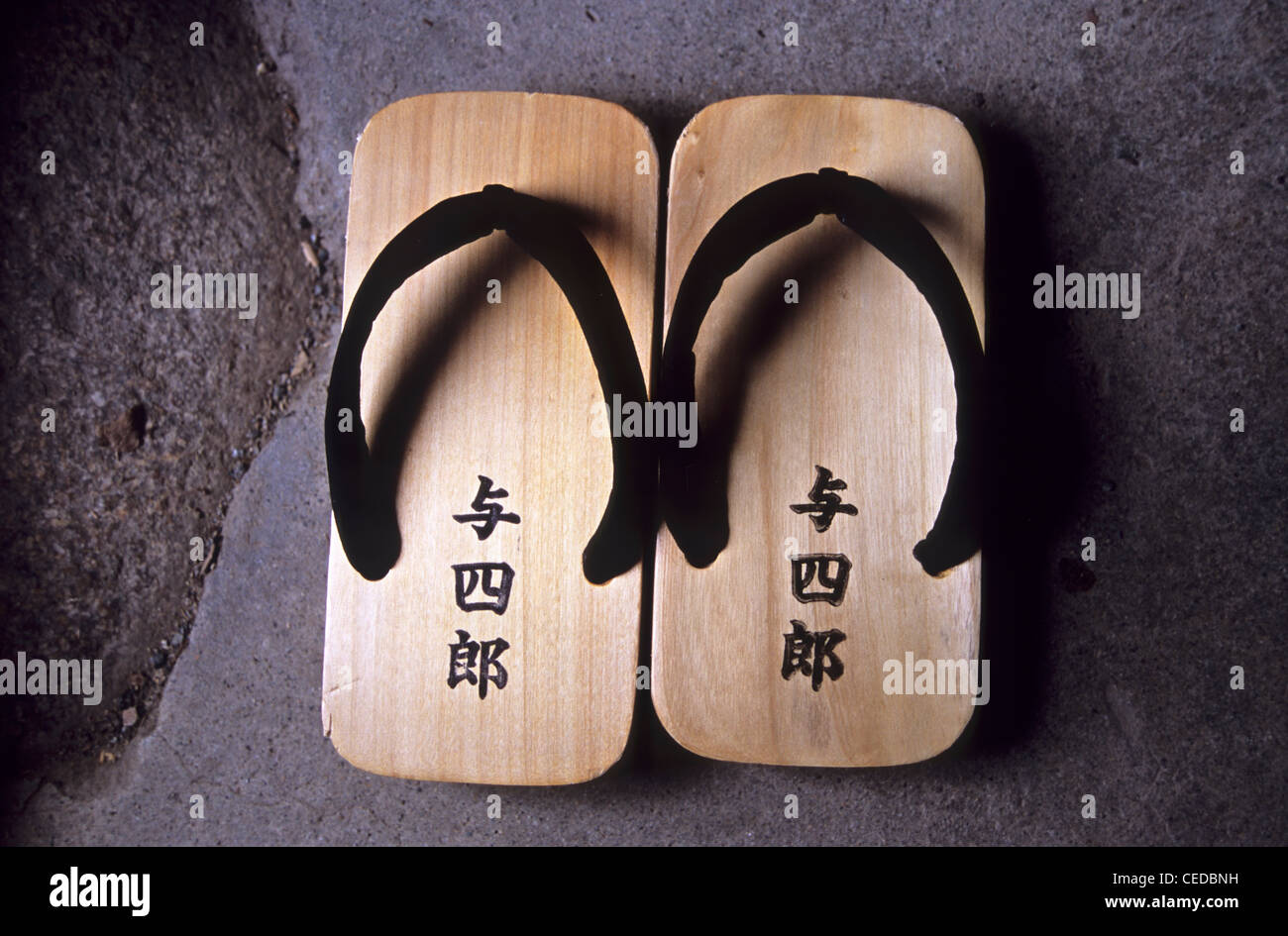 Traditionelle Japanische Holzsandalen Stockfotos & Traditionelle