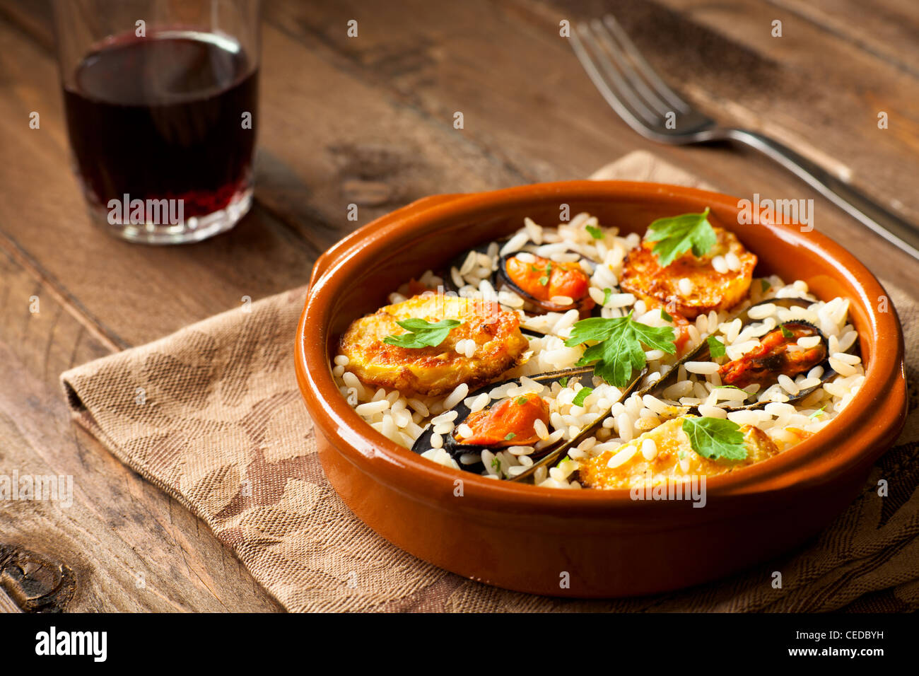 Reis mit Kartoffeln und Muscheln, ein traditionelles Gericht aus Apulien, Italien Stockfoto
