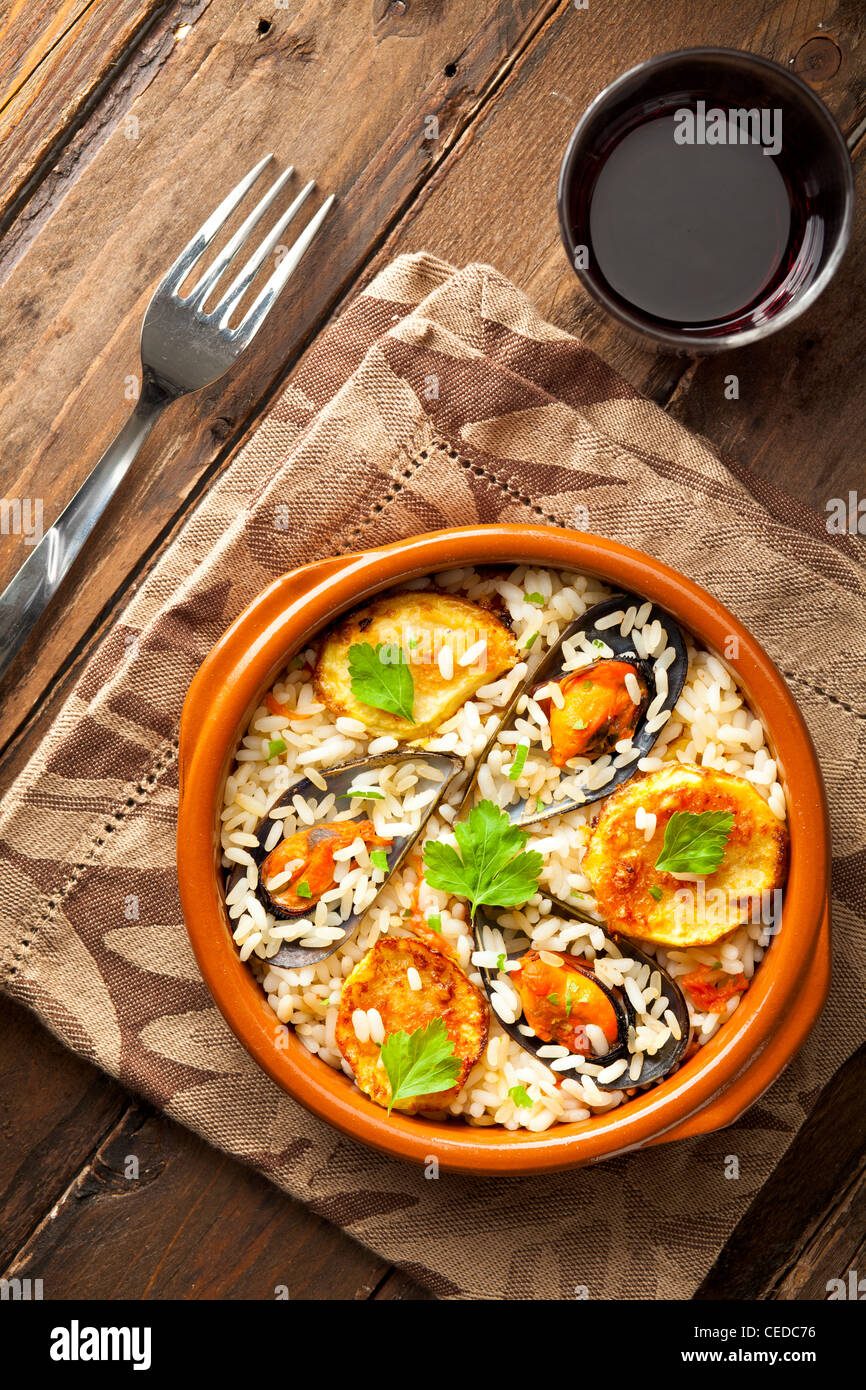Reis mit Kartoffeln und Muscheln, ein traditionelles Gericht aus Apulien, Italien Stockfoto