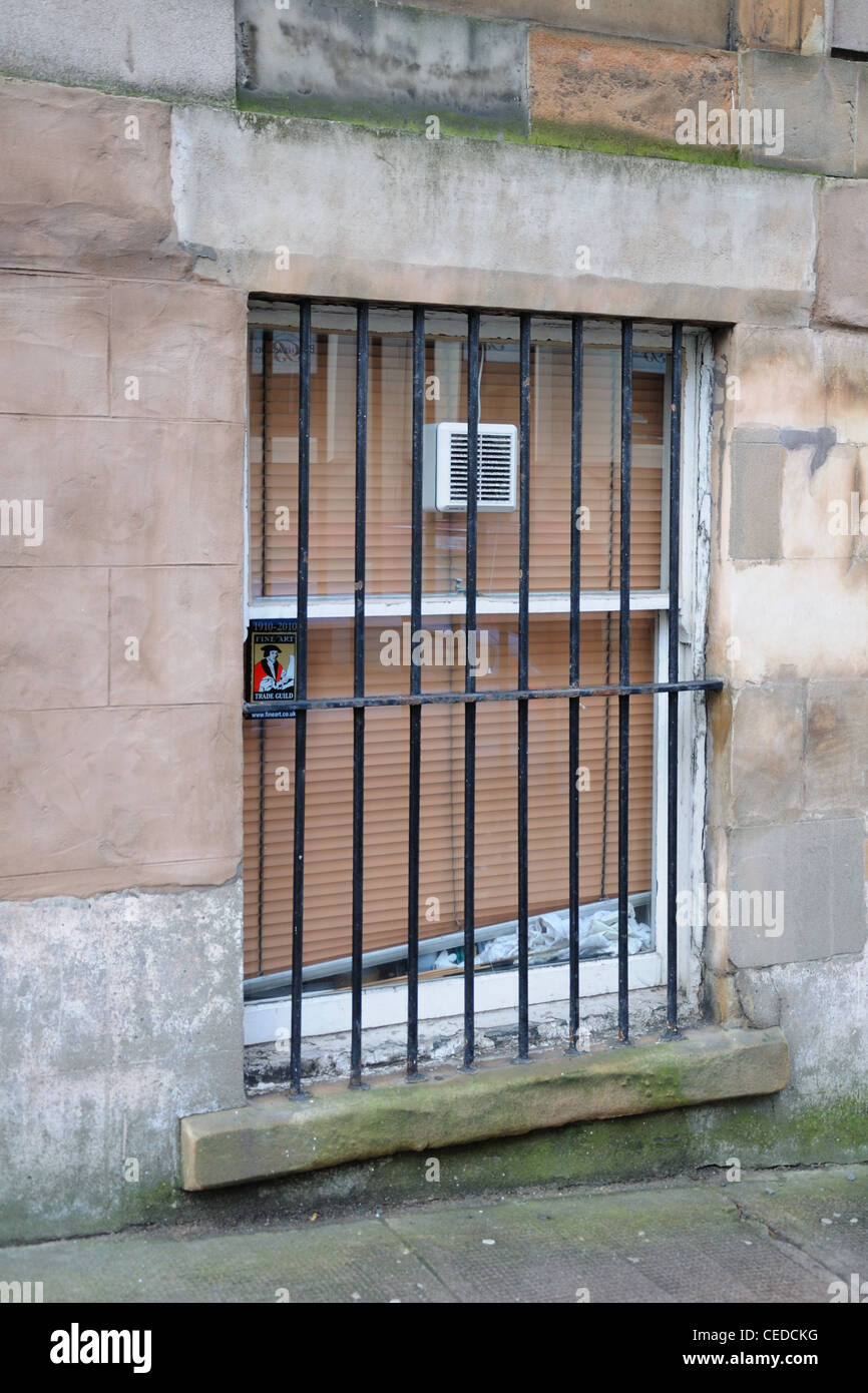 Fenstergitter bieten Sicherheit für eine Wohnung in Glasgow. Stockfoto
