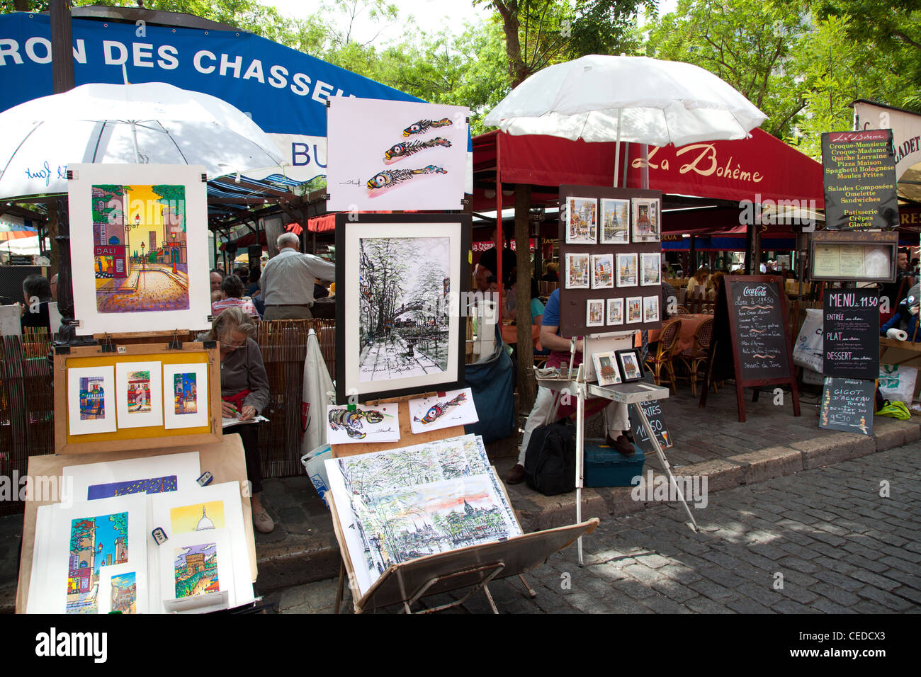 Künstler, die ihre Arbeit um Cafés in Place du Tertre in Montmartre-Viertel von Paris anzeigen Stockfoto