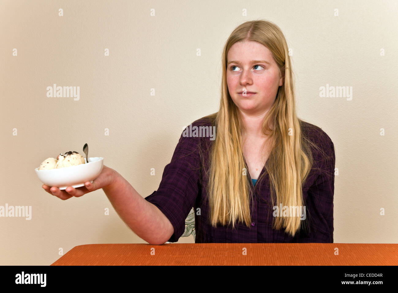 Teenager-Mädchen mit ungesunden Haltung gegenüber Essen sich weigert zu essen Eis Dessert. Herr © Myrleen Pearson Stockfoto