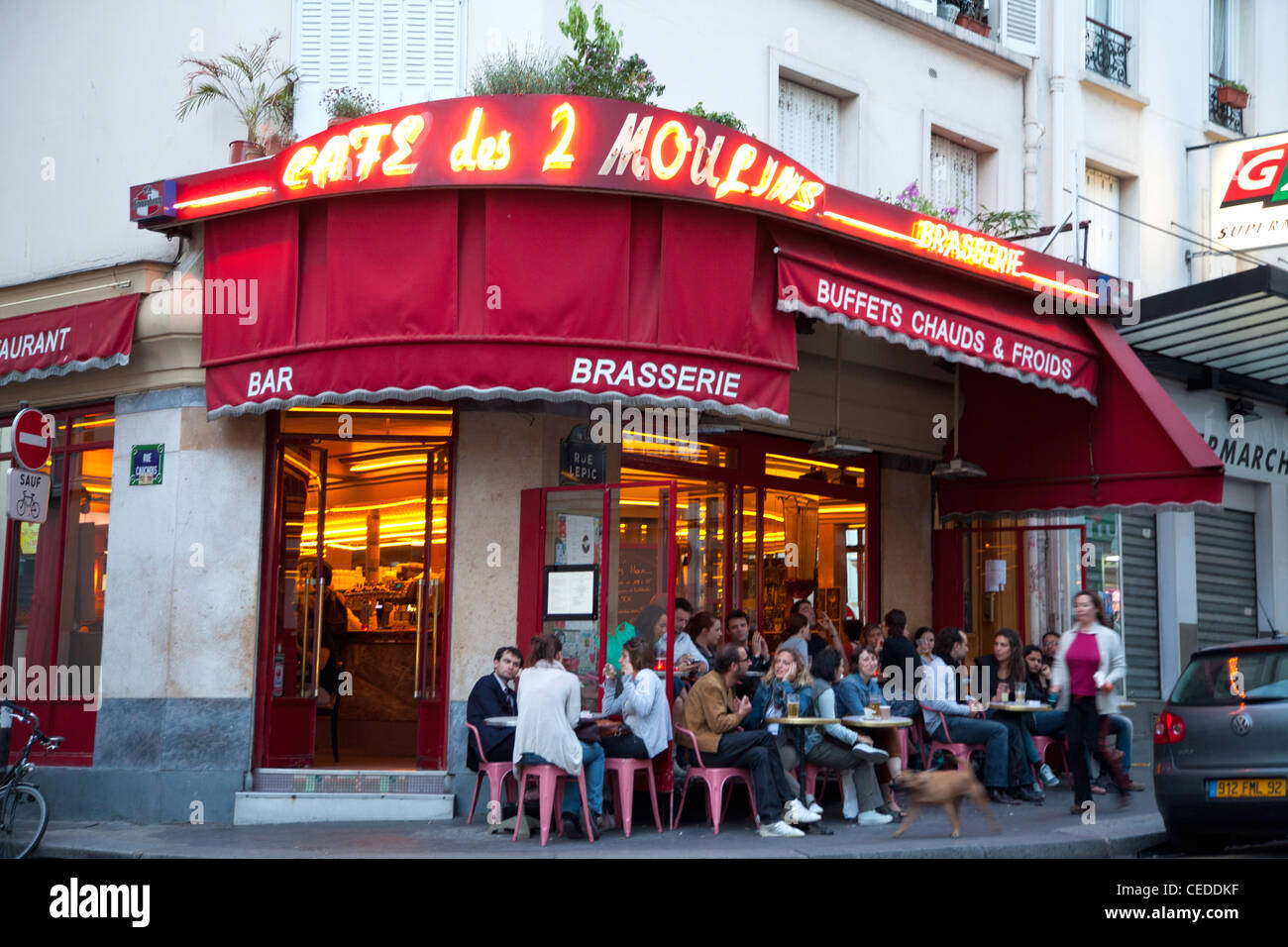 Straßencafé in Montmartre-Viertel von Paris Stockfoto