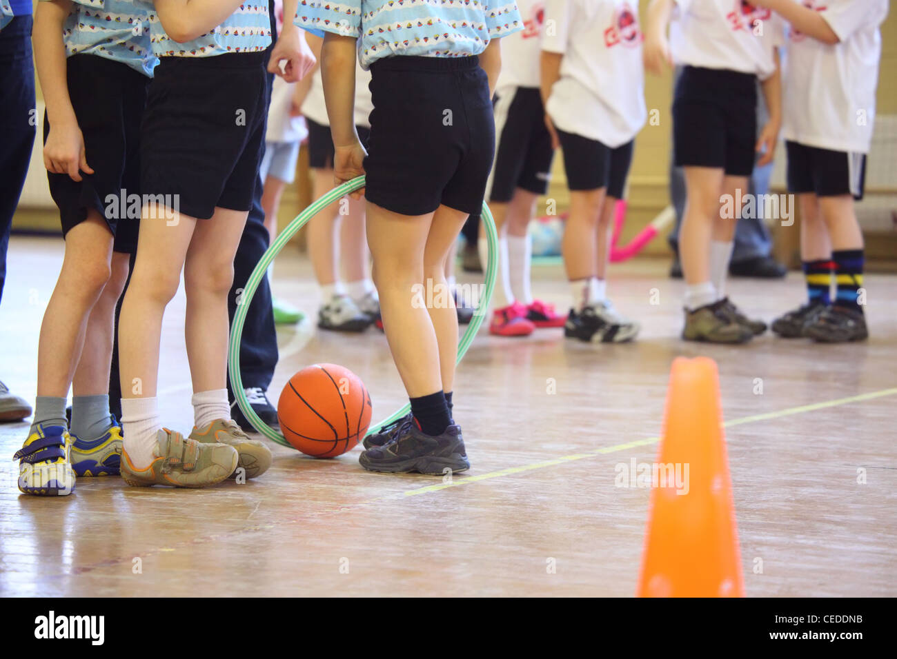 Kinderfüße in Sporthalle Stockfoto