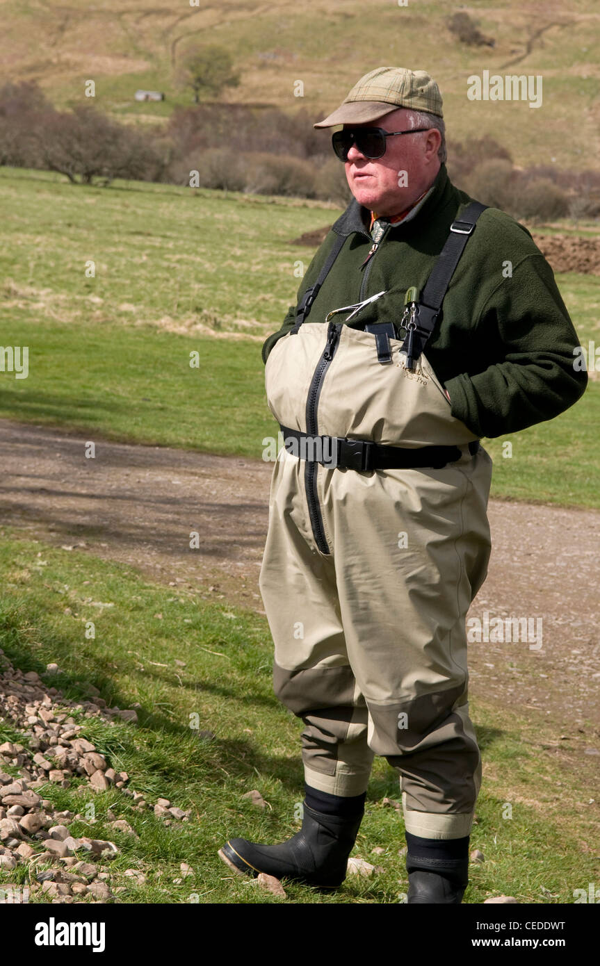 Lachs Fischer tragen Watvögel, Fluss Oykel, Sutherland, Schottland Stockfoto