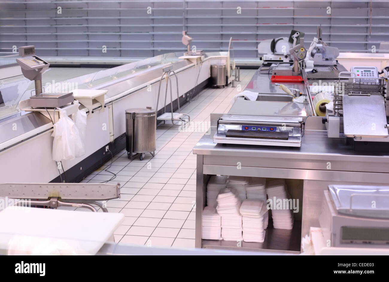 Shop mit leeren Regalen und Theken Stockfoto