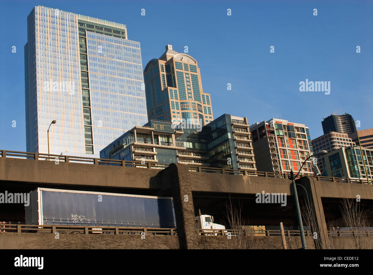 Verkehr auf Alaskan Way Viaduct mit Seattle Skyline hinter Seattle WA USA Stockfoto