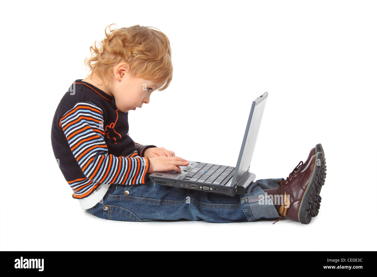 Junge mit Laptop im Profil Stockfoto