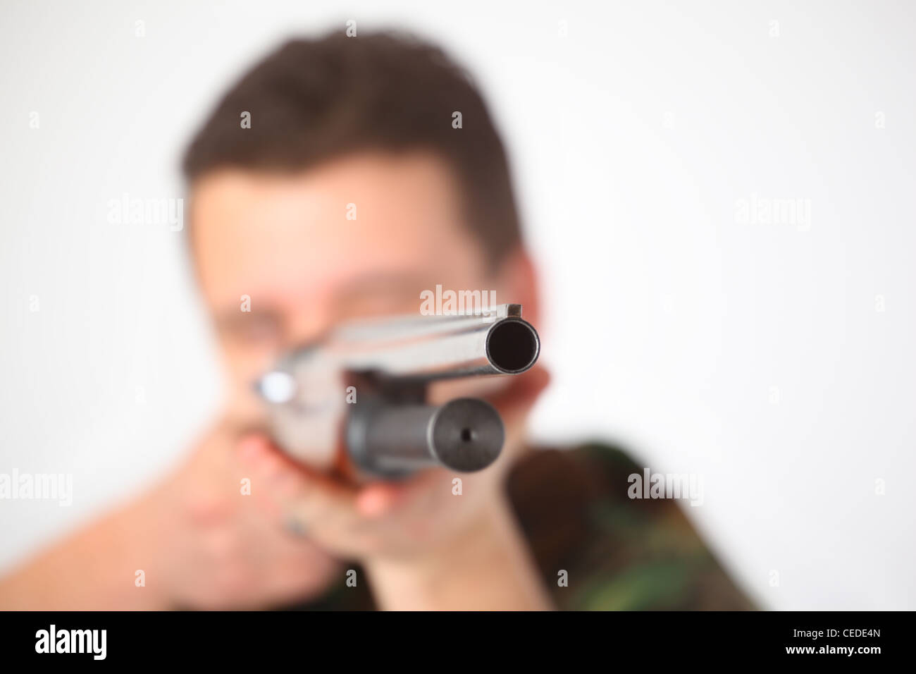 Mann zeigte aus Pistole, Fokus auf Schnauze Stockfoto