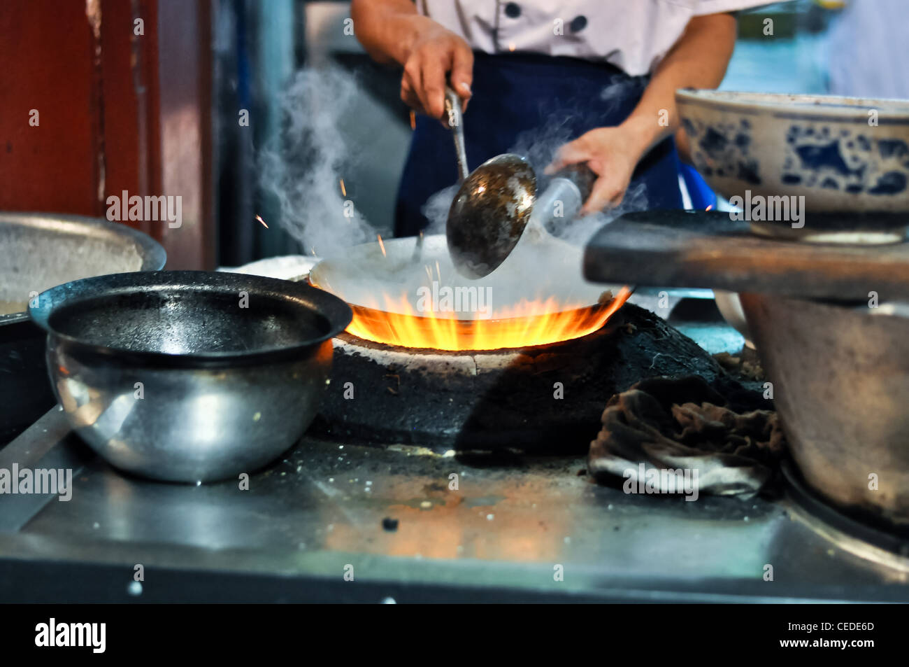 heiße Action in der wok Stockfoto