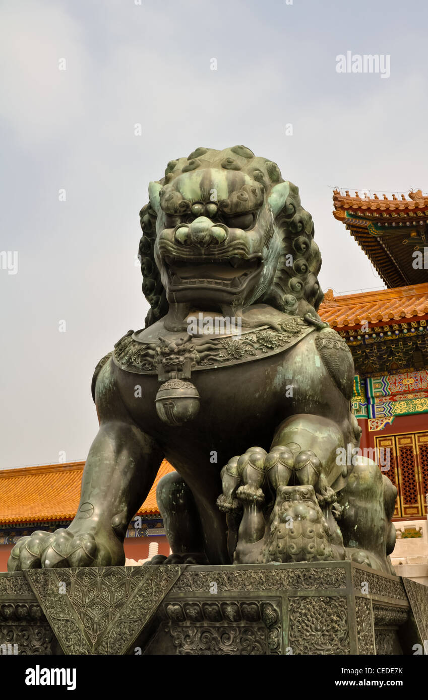 ein Löwe aus Bronze-Statue, die Bewachung der verbotenen Stadt in Peking Stockfoto